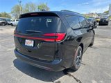 New 2025 Chrysler Pacifica Limited image 6