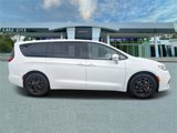 Used 2022 Chrysler Pacifica Touring-L w/ Uconnect Theater Family Group image 2