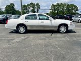 Used 2005 Lincoln Town Car Signature Limited image 5