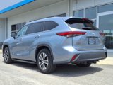 Used 2021 Toyota Highlander XLE image 3