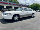 Used 2005 Lincoln Town Car Signature Limited image 3