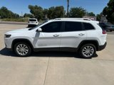 Used 2019 Jeep Cherokee Latitude w/ Popular Appearance Group image 4