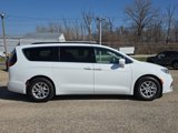 Used 2022 Chrysler Pacifica Touring-L image 4