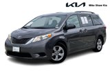 Used 2017 Toyota Sienna LE image 2