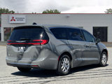 Used 2023 Chrysler Pacifica Touring-L image 5