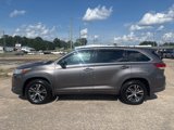 Used 2017 Toyota Highlander LE image 5