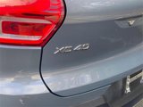 Used 2020 Volvo XC40 T4 Momentum image 4