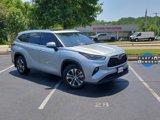 Used 2021 Toyota Highlander XLE image 2