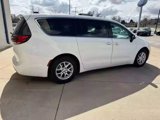Used 2023 Chrysler Pacifica Touring-L image 4