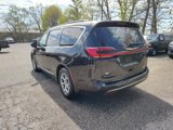 Used 2023 Chrysler Pacifica Limited image 3
