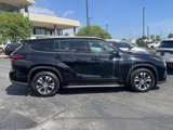 Used 2022 Toyota Highlander XLE image 2