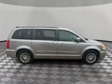 Used 2013 Chrysler Town & Country Touring-L w/ Driver Convenience Group image 6