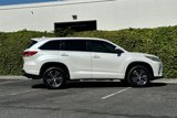 Used 2017 Toyota Highlander Plus image 3