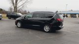 Used 2022 Chrysler Pacifica Touring-L image 6