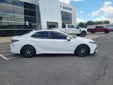 Used 2022 Toyota Camry SE image 2