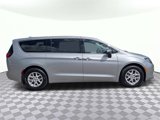 Used 2017 Chrysler Pacifica Touring image 3