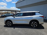 Used 2023 Mitsubishi Outlander SE image 2
