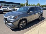 Used 2023 Toyota Highlander XLE image 3