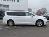 Used 2022 Chrysler Pacifica Touring-L image 2