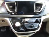 Used 2020 Chrysler Pacifica Touring-L image 3