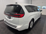 Used 2023 Chrysler Pacifica Touring-L image 3