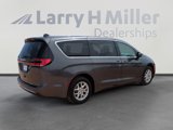 Used 2023 Chrysler Pacifica Touring-L image 5