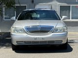 Used 2004 Lincoln Town Car Signature image 2