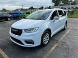 Used 2022 Chrysler Pacifica Touring-L image 2