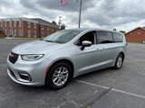 Used 2023 Chrysler Pacifica Touring-L image 4