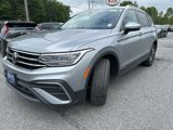 Used 2022 Volkswagen Tiguan SE w/ Panoramic Sunroof Package image 3