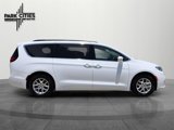Used 2022 Chrysler Pacifica Touring-L image 2