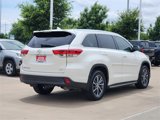 Used 2017 Toyota Highlander XLE image 3