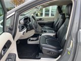 Used 2023 Chrysler Pacifica Touring-L image 3