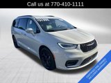 Used 2021 Chrysler Pacifica Limited w/ Uconnect Theater Family Group image 2