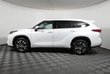 Used 2022 Toyota Highlander XLE image 2