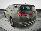 Used 2022 Chrysler Pacifica Limited w/ Uconnect Theater Family Group image 4