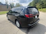 Used 2022 Chrysler Pacifica Touring-L image 3