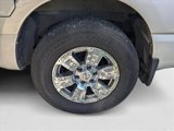 Used 2018 Nissan Titan SV image 3
