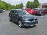 Used 2022 Volvo XC40 T4 Momentum image 2