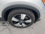 Used 2019 Volvo XC40 T5 Momentum image 2