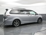 Used 2018 Toyota Sienna SE image 2