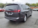 Used 2023 Chrysler Pacifica Touring-L image 4