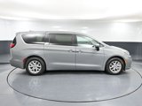 Used 2023 Chrysler Pacifica Touring-L image 4