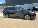 Used 2018 Toyota Sienna XLE image 2
