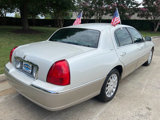 Used 2006 Lincoln Town Car Signature image 3