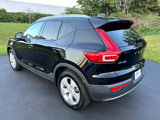 Used 2022 Volvo XC40 T5 Momentum image 3