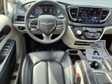 Used 2023 Chrysler Pacifica Touring-L image 3