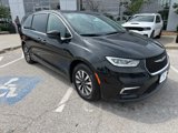 Used 2023 Chrysler Pacifica Touring-L image 2