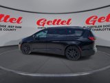 Used 2023 Chrysler Pacifica Touring-L w/ S Appearance Package image 6