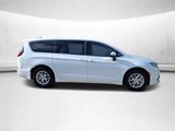Used 2023 Chrysler Pacifica Touring-L image 2